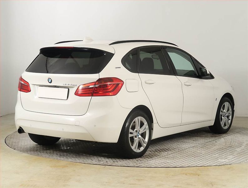 BMW Řada 2 (2017) 225xe Active Tourer, 4X4 - fotka 5 z 27