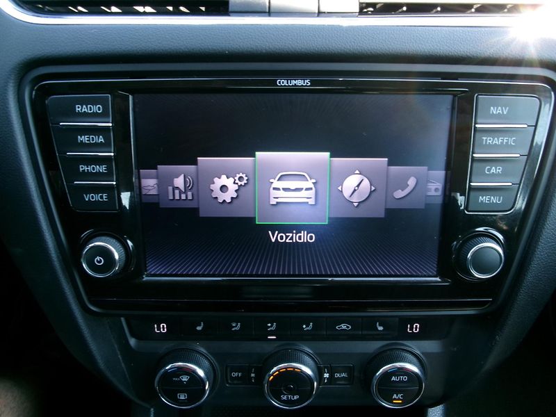 Škoda Octavia (2013) 1,4 TSI AC BT NAVI TEMP - fotka 28 z 38