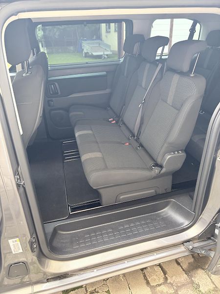 Peugeot Traveller (2018)  2.0 BlueHDi, 8 míst - fotka 11 z 27