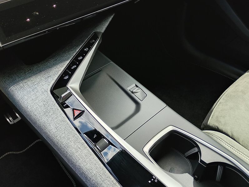 Peugeot 5008 (2025) GT Hybrid 145 e-DCS6 - fotka 26 z 28