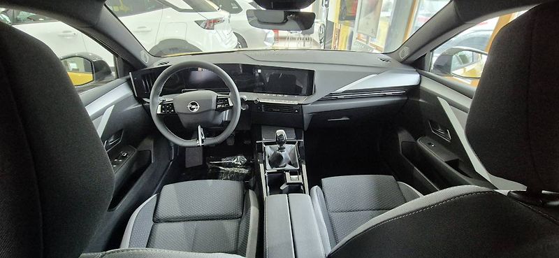 Opel Astra Edition HB 1.2 TURBO (96kW/130 - fotka 9 z 32