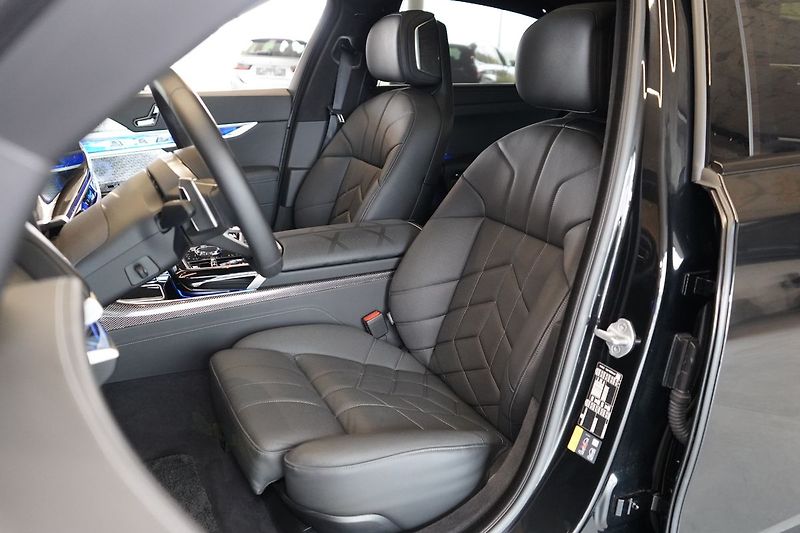 BMW Řada 7 750e xDrive,Televize,EL. dveře - fotka 18 z 50