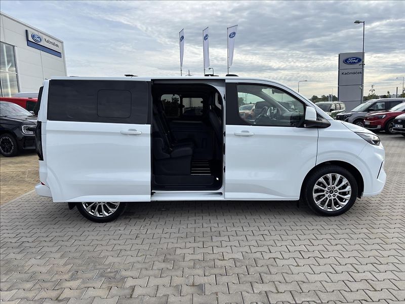Ford Tourneo Custom 2,0 EcoBlue 125kW Titanium L1 - fotka 15 z 54