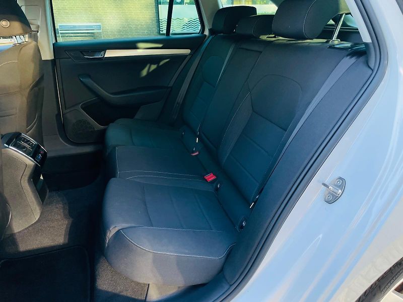 Škoda Superb 2.0TDI 1MAJITEL TAŽNÉ SERVISKA - fotka 32 z 44
