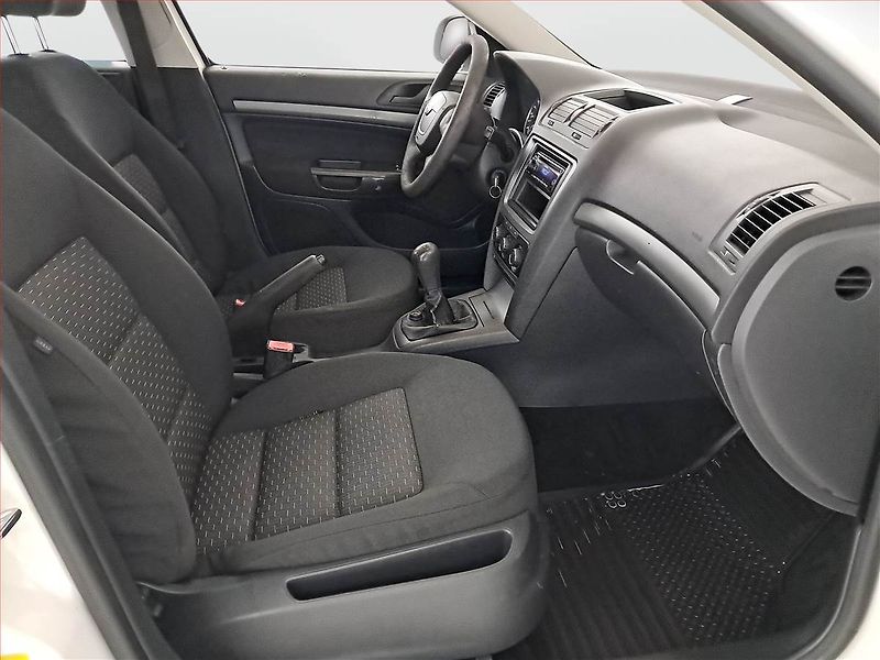 Škoda Octavia (2012) 1.6 TDI, po STK, rezervace - fotka 9 z 14
