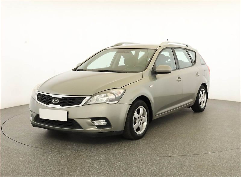 Kia Ceed (2011) 1.6 CVVT, po STK, Tažné - fotka 2 z 13