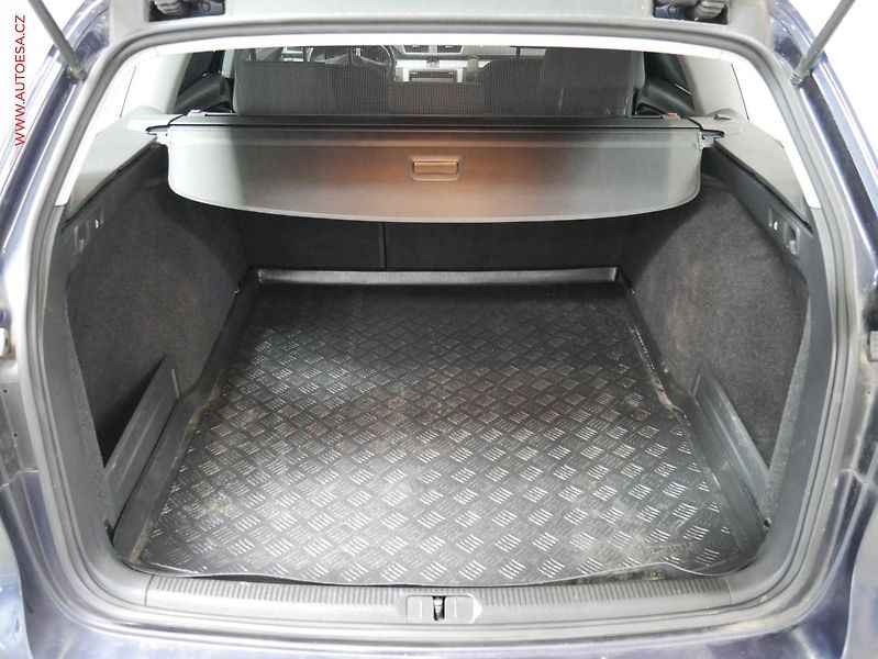 Volkswagen Passat (2011) 1.6 TDi, 1.maj, servis.kniha - fotka 7 z 16