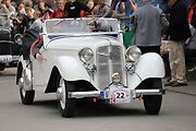 Na akci Jízda do vrchu a výstava historických vozidel se představilo na tři sta automobilů a motocyklů.