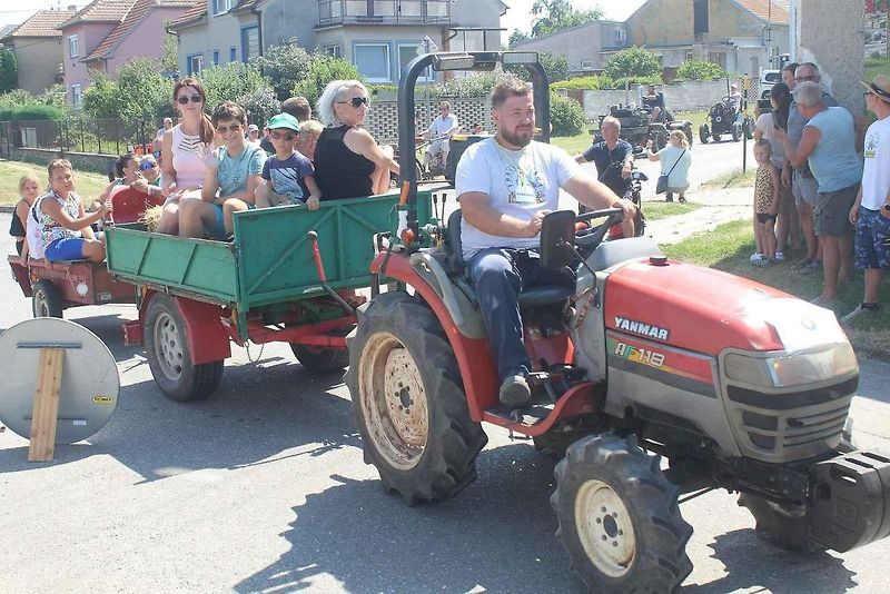 Podivínský mazec nabídl svůj třináct ročník. Jedinečná traktoriáda na Břeclavsku lákala poslední červencovou sobotu na spanilou jízdu, závody i přehlídku několika veteránů.