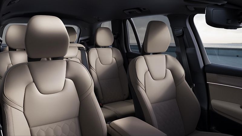Volvo XC90 (2026) B5 AWD PLUS DARK Rezervace - fotka 18 z 18