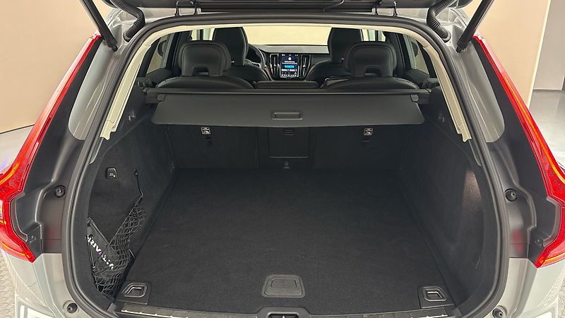 Volvo XC60 2.0 B4 AUT AWD Plus Dark - fotka 17 z 32