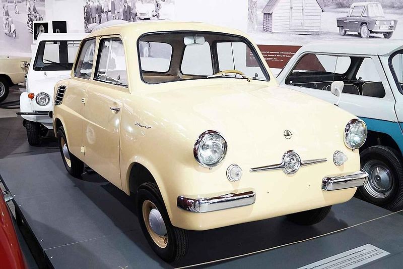 Počítalo se s tím, že to bude malé lidové vozítko za solidní peníze. Polské malé auto Mikrus MR-300, které se vyrábělo v letech 1957 až 1960.