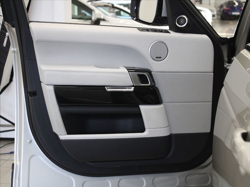 Land Rover Range Rover 3,0 TDV6 190kW Pano.Výprodej! - fotka 16 z 29