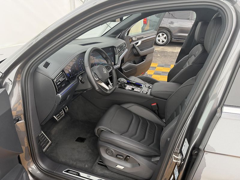 Volkswagen Touareg 3.0Tdi*170kw*DPH*HUD*R-Line* - fotka 8 z 42