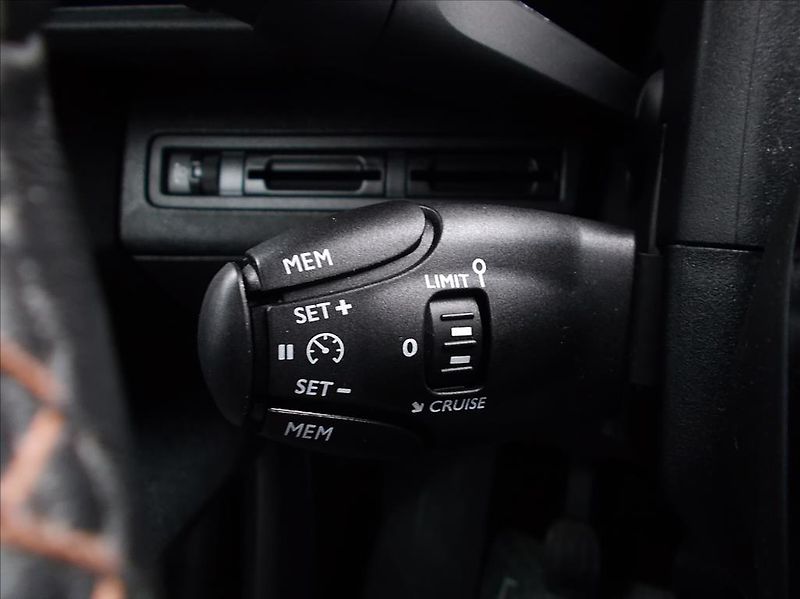 Peugeot 5008 ACTIVE 1.6 BlueHDi 120 7-míst - fotka 23 z 46