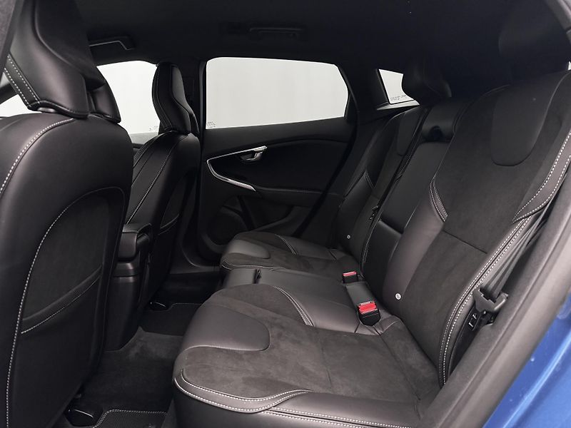 Volvo V40 T3 R-DESIGN AUT REZERVACE - fotka 5 z 47