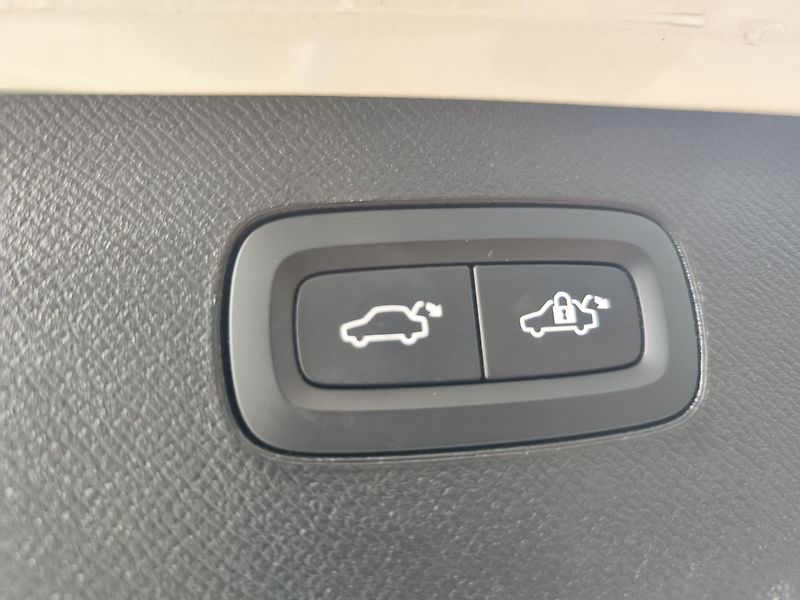 Volvo XC90 B5 2.0/173kW Inscription AT 4x - fotka 10 z 46