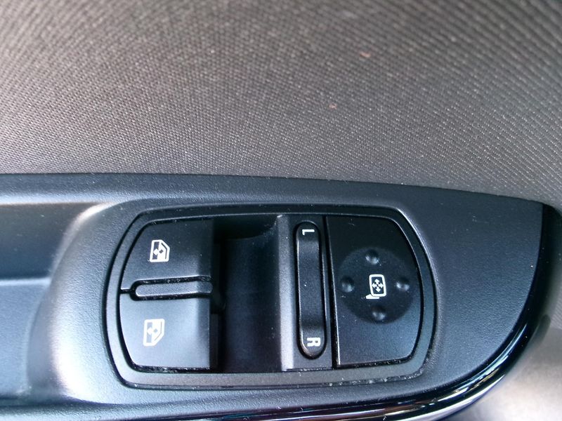 Opel Corsa (2016) 1,4T KLIMA TEMP ALU ČR - fotka 20 z 24
