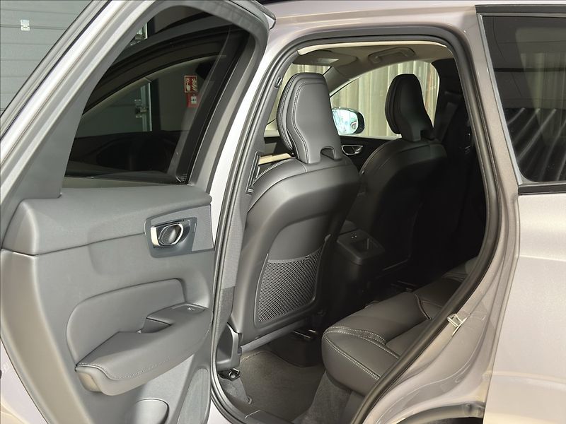 Volvo XC60 (2026) 2,0 B5  Plus Dark - fotka 14 z 30