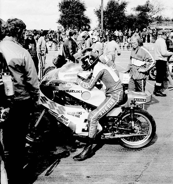Barry Sheene (vpravo) byl legendáním motocyklovým závodníkem. Byl také známý tím, že bojkoval okruh v Brně. Na snímku je s Wilem Hartogem po závodě TT v Assenu.