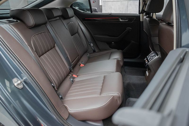 Škoda Superb 2.0 TDI L&K*2xKOLA*DSG*ACC*ČR* - fotka 13 z 42
