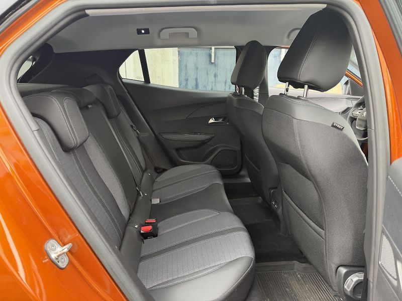 Peugeot 2008 (2023) ALLURE PACK PureTech 130k MAN6 - fotka 28 z 31