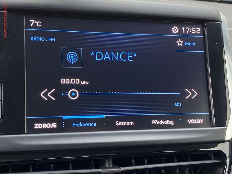 Peugeot 2008 (2018) 1.2 PT, ČR, Allure, park. - fotka 15 z 17