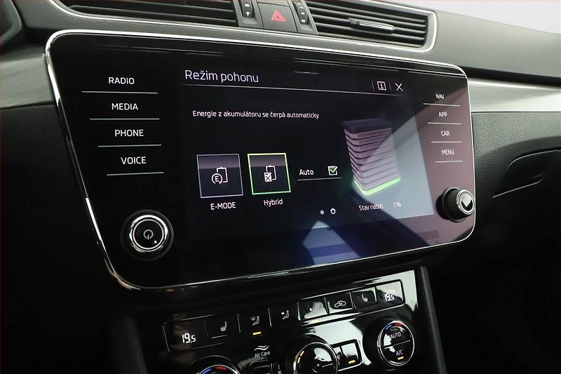 Škoda Superb (2020) Ambition Plus iV 1.4 TSI PHEV - fotka 13 z 22