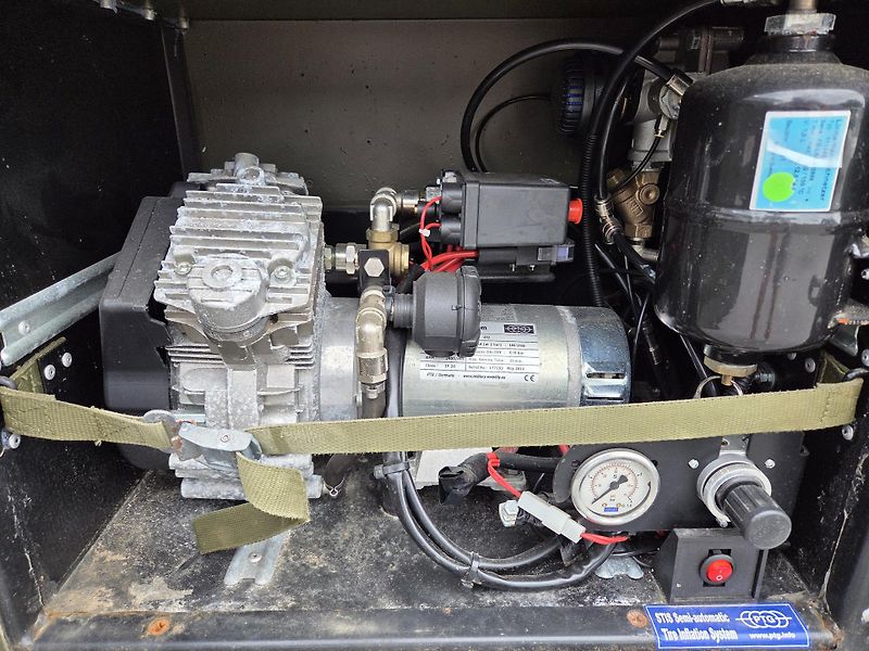 Land Rover Defender TDi HOBSON Military - RENOVACE - fotka 29 z 44