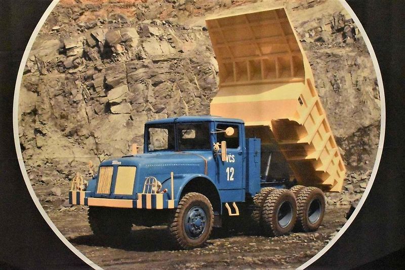 Tatra 111 ve válečné (vlevo) i poválečné verzi