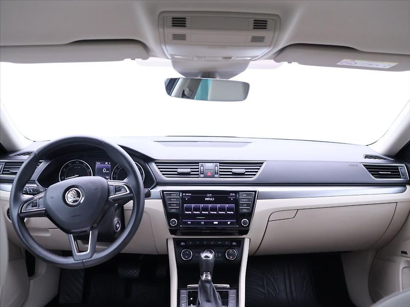 Škoda Superb 2,0 TSI 162kW DSG CZ Style - fotka 27 z 36