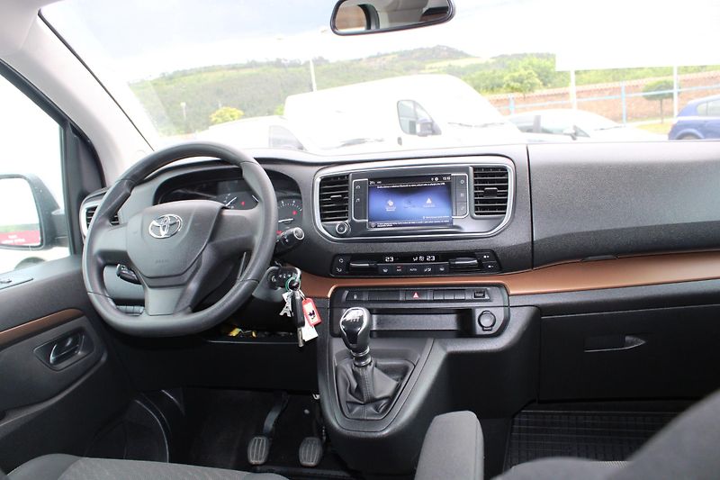 Toyota ProAce Verso (2022) 2,0D TEMPOMAT 8MÍST  KLIMA  - fotka 17 z 18