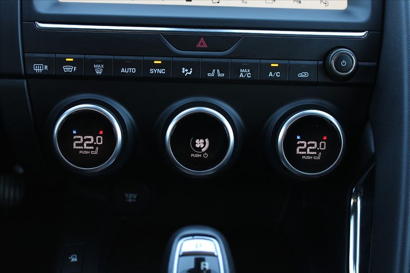 Jaguar E-Pace 2,0 D180  ČR,4x4,AUTOMAT,S - fotka 18 z 37