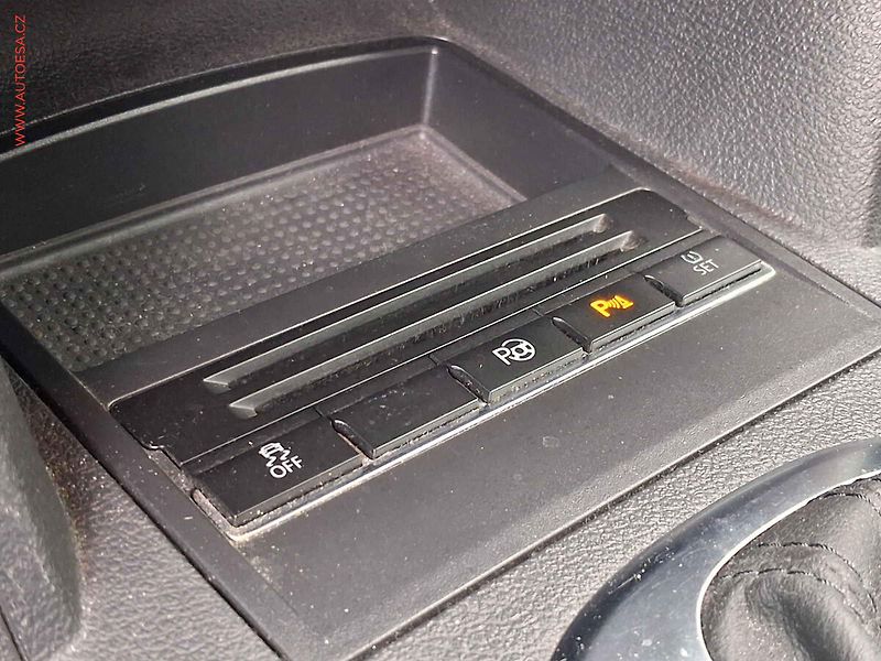 Volkswagen Touran (2011) 2.0 TDi, DSG, webasto - fotka 15 z 19