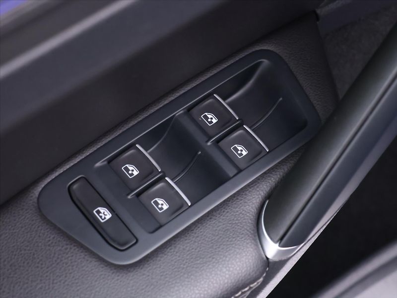 Volkswagen Golf R 2,0 TSI 228kW 4M DSG Virtual - fotka 17 z 40