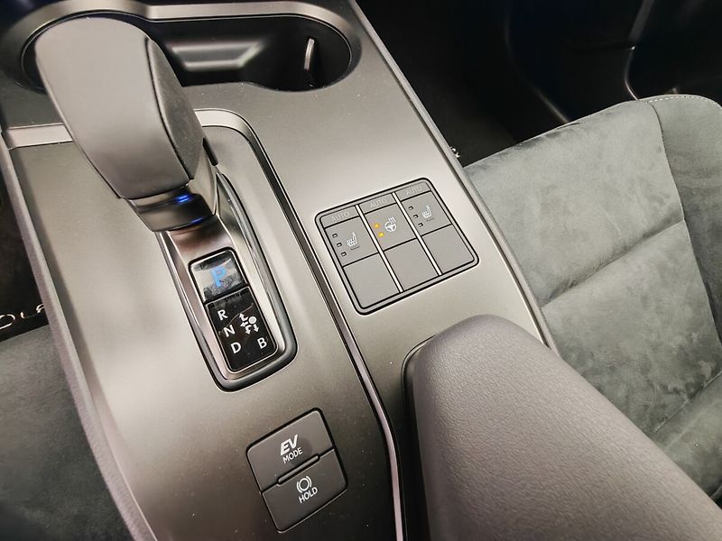 Lexus UX 300h Business TECH - fotka 17 z 36