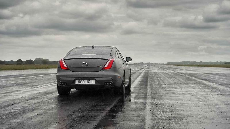 Jaguar XJR575.