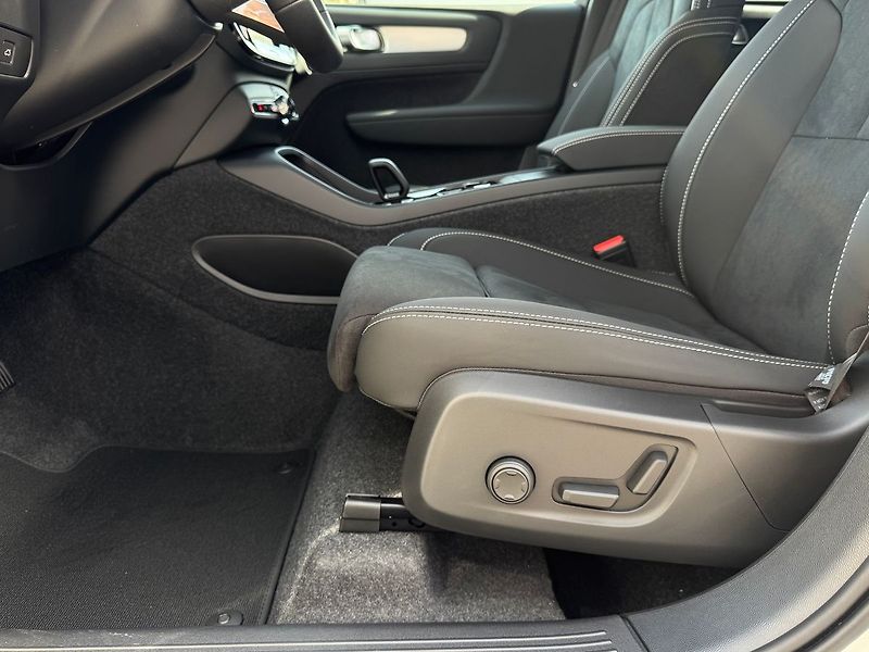 Volvo XC40 (2026) ULTRA B4, 360°, PIXEL LED - fotka 16 z 31
