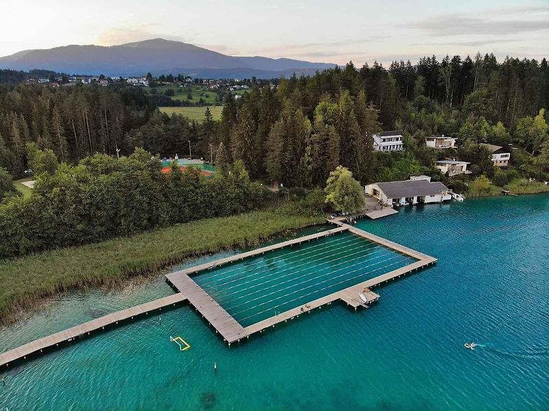 Jezero Faaker See je obklopeno horami.