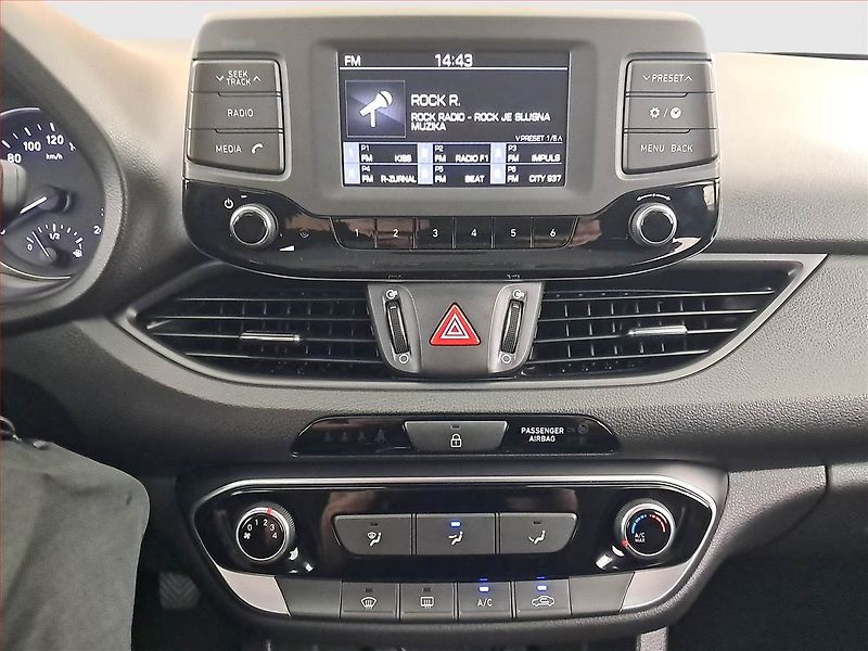 Hyundai i30 (2018) Comfort 1.4 T-GDI, Serv.kniha - fotka 12 z 16