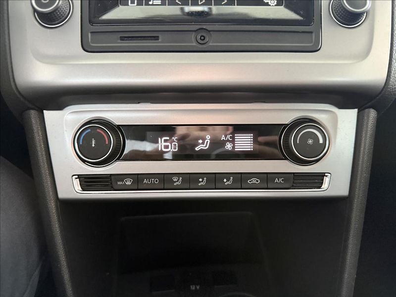 Volkswagen Polo 1,2   TSI 66KW,HIGHLINE,1.MAJ - fotka 17 z 22