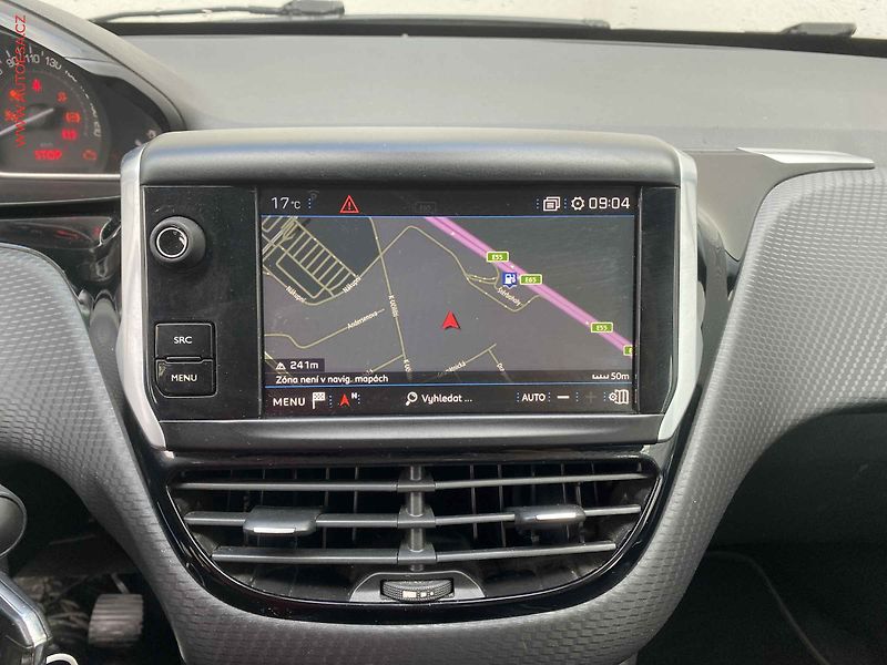 Peugeot 2008 (2017) 1.2 PT, Allure, navi, kamera - fotka 16 z 17