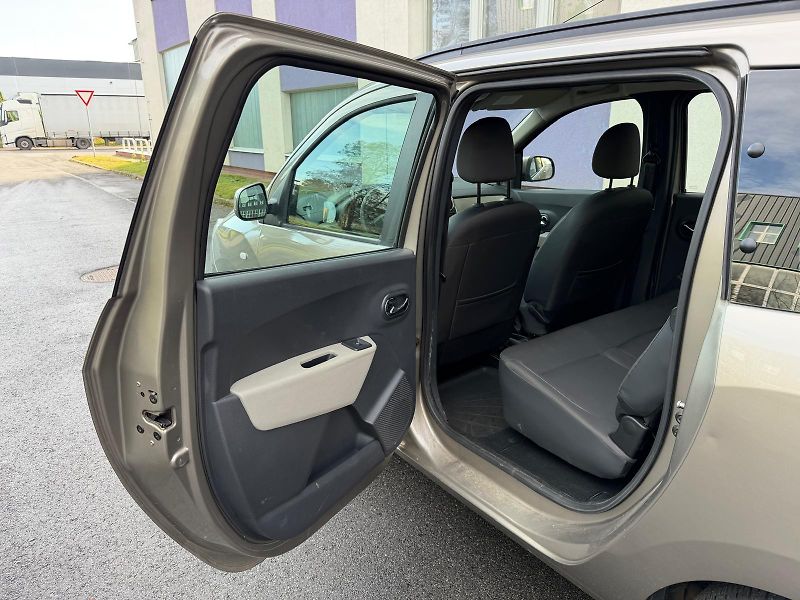 Dacia Lodgy 1,6 i / 7-míst / 1.maj./ ČR /  - fotka 11 z 24