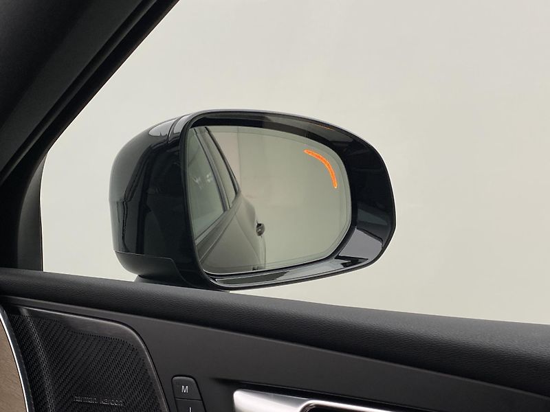 Volvo XC60 B5 AWD PLUS DARK AUT CZ 1.maj. - fotka 35 z 57