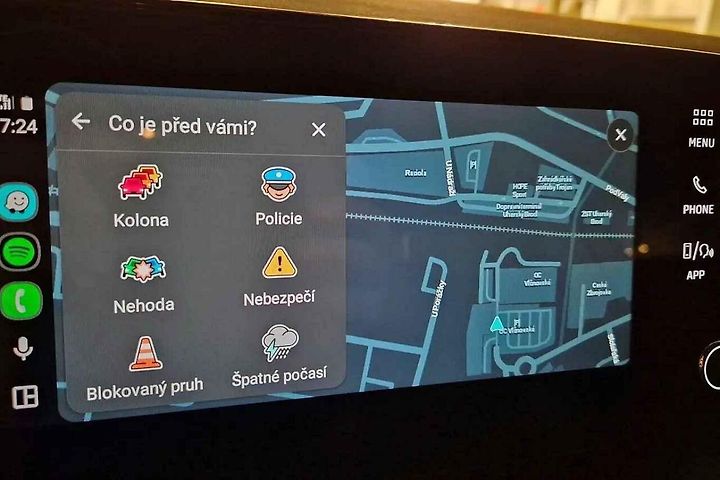 Mobilní navigace Waze v Android Auto.