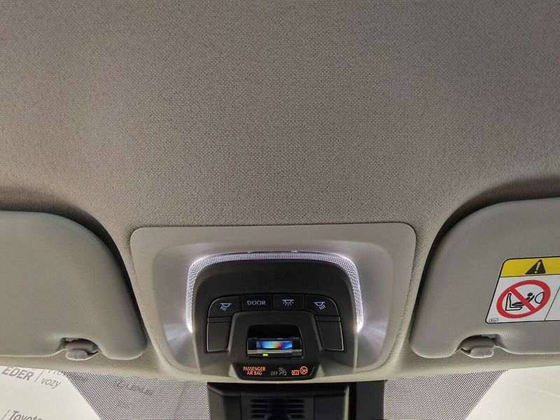 Toyota Corolla 1.8 Hybrid Comfort e-CVT sedan - fotka 35 z 36