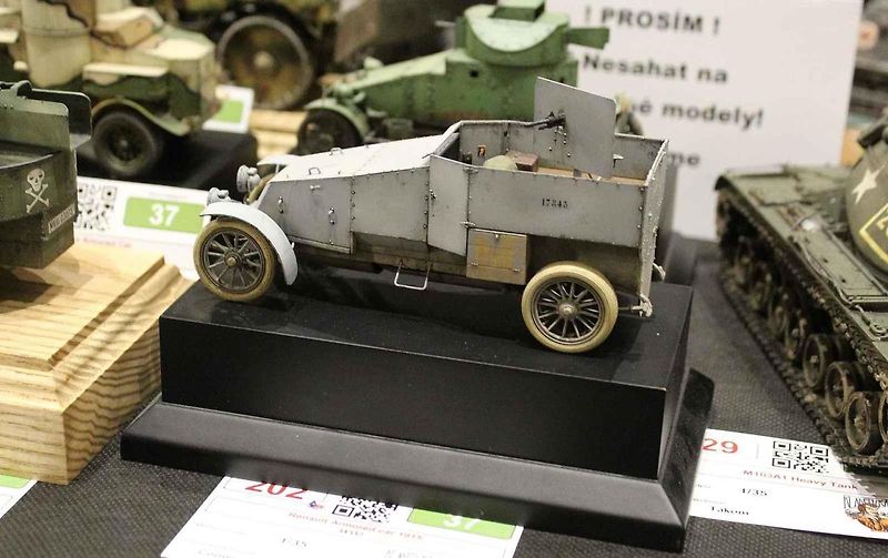 Přes šest stovek modelů bylo k vidění při 22. ročníku soutěžní výstavy Kladenská Wejhybka. Na snímku je malá dioráma s motocyklem Wanderer 4HP z roku 1916.