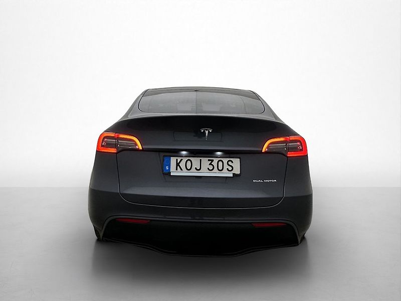 Tesla Model Y Long Range AWD - fotka 7 z 29