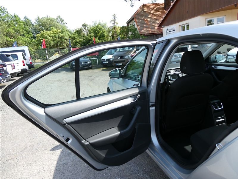 Škoda Octavia 1,6 TDI 81kW Style auto klima - fotka 17 z 35
