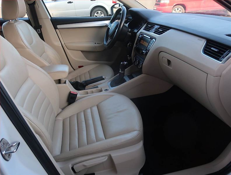 Škoda Octavia (2015) Style 1.6 TDI, Automat, Navi - fotka 9 z 18